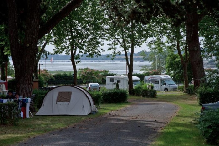 Forfait Confort (1 Tente, Caravane Ou Camping-Car / 1 Voiture / Électricité 6A)