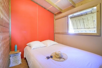 Cabin lodge Cosyflower PREMIUM 38m² 2 bedrooms of which covered terrace 10m² + TV + with sheets