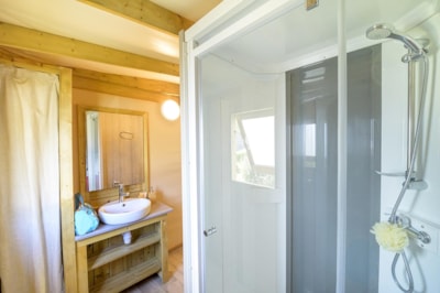 Cabin lodge Cosyflower PREMIUM 38m² 2 bedrooms of which covered terrace 10m² + TV + with sheets
