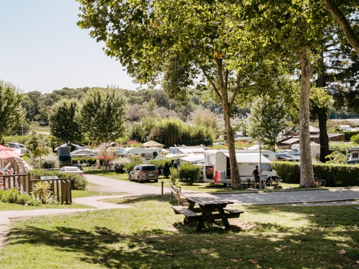 Forfait Confort (1 Tente, Caravane Ou Camping-Car / 1 Voiture / Électricité 6A)