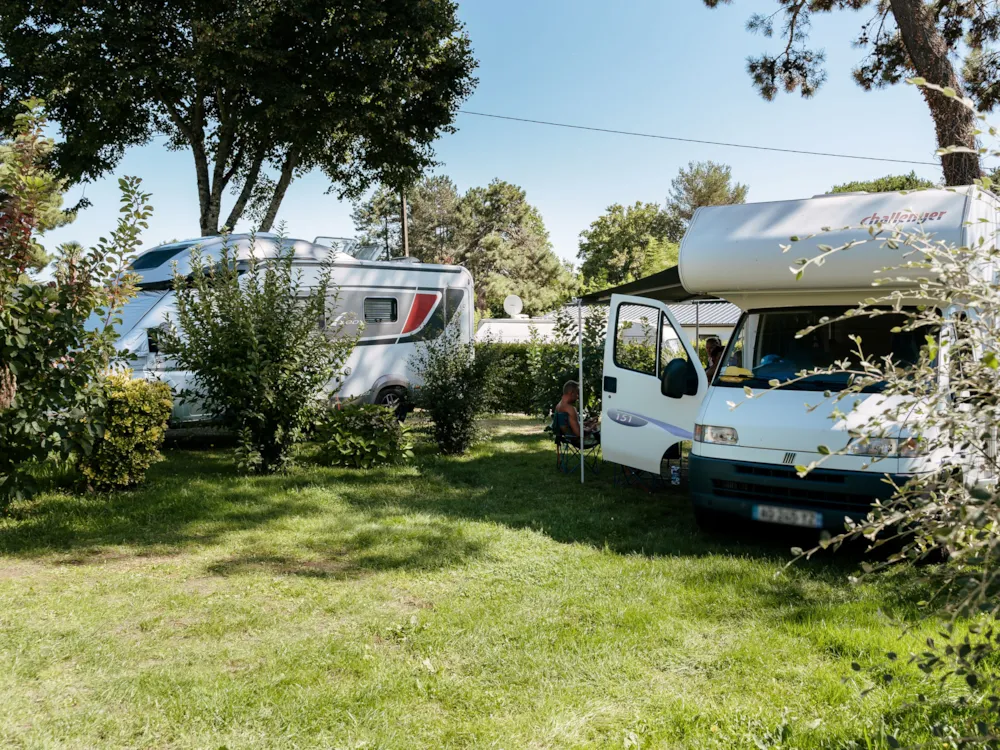 Stellplatz - Stellplatz Confort (Zelt, Wohnwagen, Wohnmobil / 1 Auto / Strom 6A) - Flower Camping Le Conleau