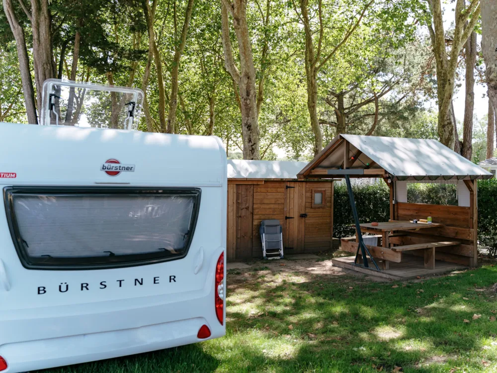 Stellplatz - Stellplatz Premium: Strom + Freecamp - Flower Camping Le Conleau