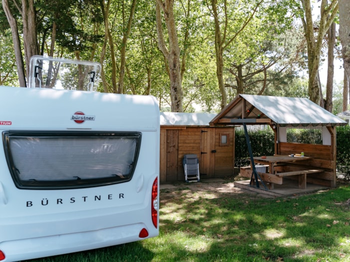 Forfait Premium : Emplacement Équipé D'une Freecamp (Cabane Avec Sanitaires Et Cuisine Ouverte)