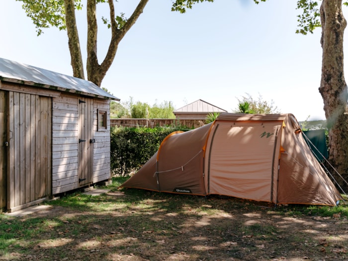 Forfait Premium : Emplacement Équipé D'une Freecamp (Cabane Avec Sanitaires Et Cuisine Ouverte)