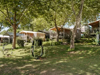 Mietunterkunft - Hütte Lodge Cosyflower Premium 2 Schlafzimmer 38M² Davon Überdachte Terrasse 10M² + Tv + Mit Bettwäsche - Flower Camping Le Conleau