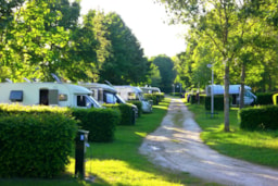 Stellplatz - Stellplatz Nature - 2 Personen, 1 Fahrzeug, Ohne Strom - Camping Seasonova Le Martinet 