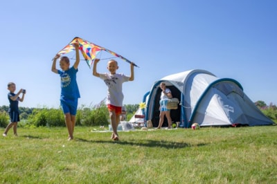 Nature package (tent, caravan or camper / 1 car / no electricity)