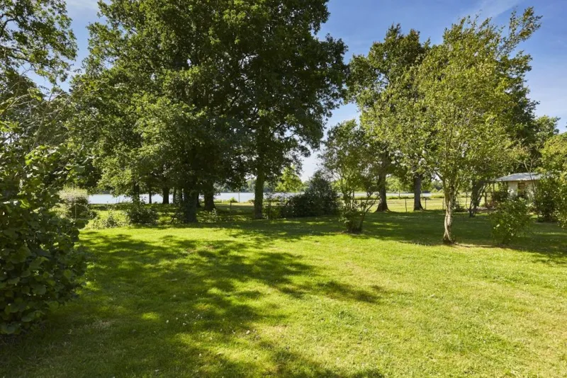 Forfait Privilège (Tente, Caravane Ou Camping-Car / 1 Voiture / Électricité 16A). Grand Emplacement Avec Vue Sur Lac