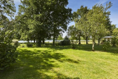 VIP Package (tent, caravan or motorhome / 1 car / electricity 16A). Pitch large tent. Very large pitch with a view of lake