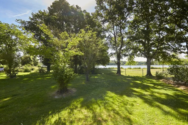 Forfait Privilège (Tente, Caravane Ou Camping-Car / 1 Voiture / Électricité 16A). Grand Emplacement Avec Vue Sur Lac