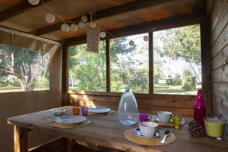 Forfait Premium Freecamp Guinguette - Cabane Privative Avec Sanitaire Et Cuisine Privatifs (1 Tente, Caravane Ou Camping-Car / 1 Voiture / Électricité 16A) 2 Pers.