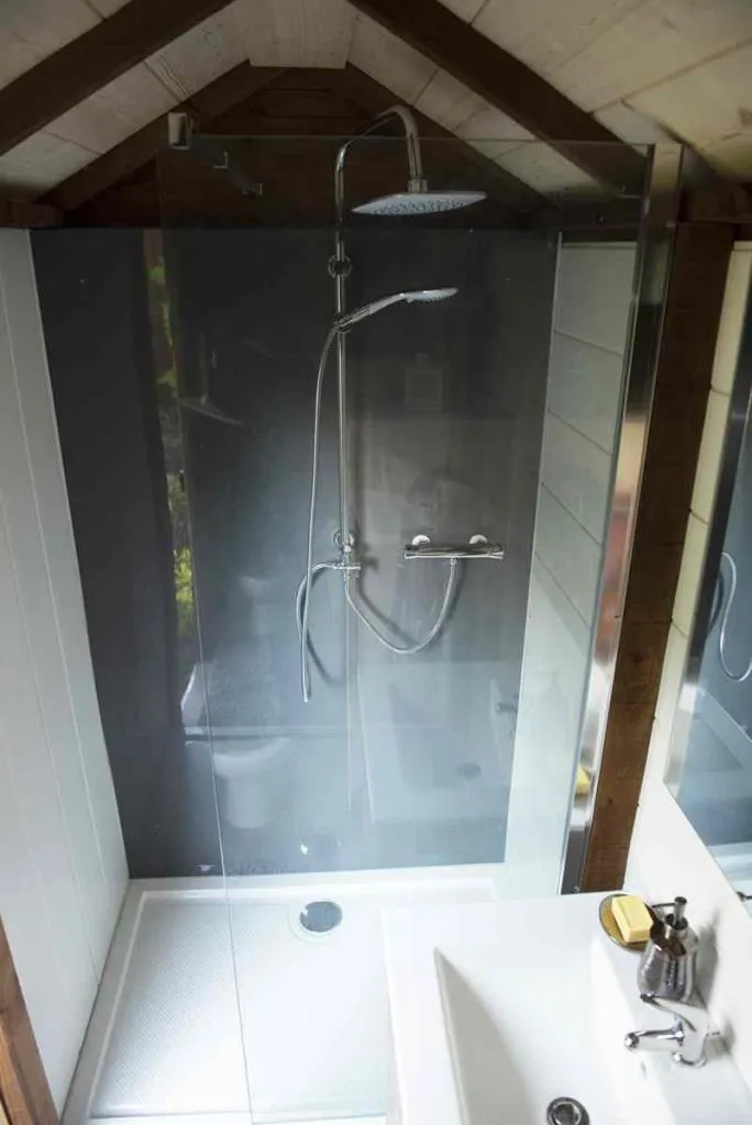 Forfait Premium Freecamp Guinguette - Cabane Privative Avec Sanitaire Et Cuisine Privatifs (1 Tente, Caravane Ou Camping-Car / 1 Voiture / Électricité 16A) 2 Pers.