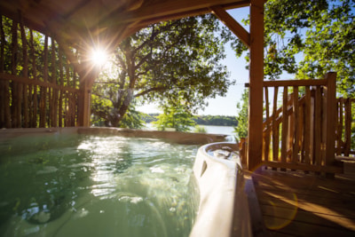 Premium Treehouse with Spa -30m²+ 30m² terrace+ Air conditioning + Beds made on arrival