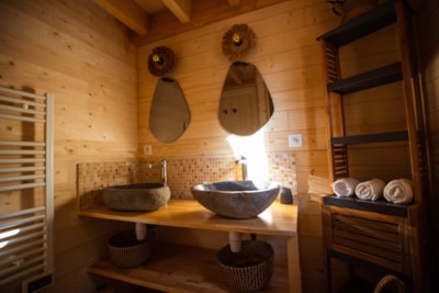 Premium Treehouse with Spa -30m²+ 30m² terrace+ Air conditioning + Beds made on arrival