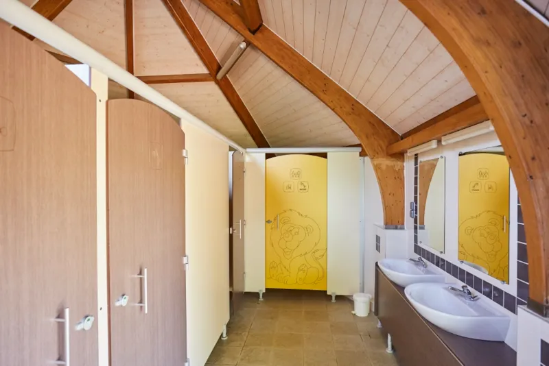 Forfait Confort Espace (Tente, Caravane Ou Camping-Car / 1 Voiture / Électricité 16A) + Spacieux