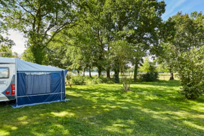 VIP Package (tent, caravan or motorhome / 1 car / electricity 16A). Pitch large tent. Very large pitch with a view of lake