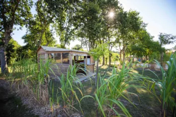 Stellplatz - Stellplatz Premium Freecamp Guinguette - Mit Sanitäranlagen + Küche - Flower Camping du Lac de La Chausselière