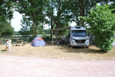 Package Confort Espace (tent, caravan or camper / 1 car / 16A electricity) + spacious