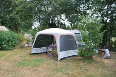 Package Confort Espace (tent, caravan or camper / 1 car / 16A electricity) + spacious