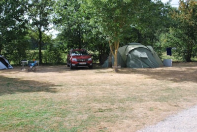 Package Confort Espace (tent, caravan or camper / 1 car / 16A electricity) + spacious