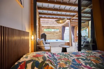 Mietunterkunft - Premium Cabane Côté Nature Mit Spa 35M² 5 P. (2 Schlafzimmer) + Klimaanlage + Überdachte Terrasse - Flower Camping du Lac de La Chausselière