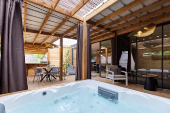 Mietunterkunft - Premium Cabane Côté Nature Mit Spa 35M² 5 P. (2 Schlafzimmer) + Klimaanlage + Überdachte Terrasse - Flower Camping du Lac de La Chausselière