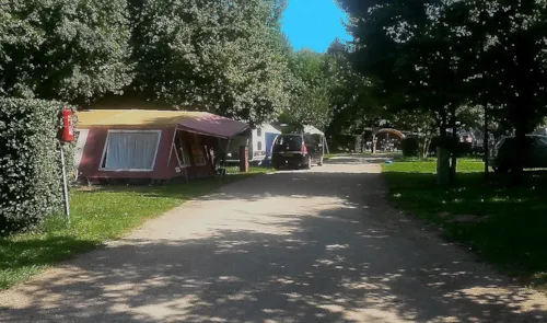 Kampeerplaats(en) - Pakket Standplaats Cat.1 Roze - image n°2 - CAMPING LA COMBE D'OYANS