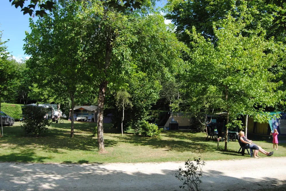 Emplacement - Emplacement Standard (Sans Électricité) - - Camping La Castillonderie
