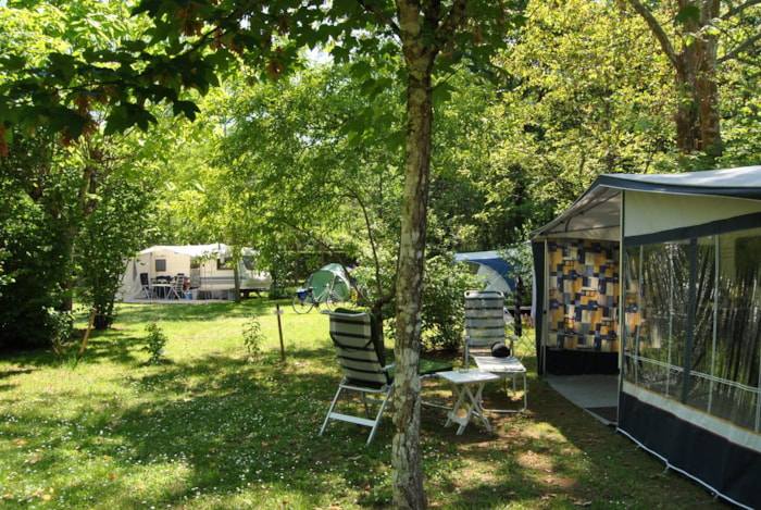 Emplacement >120 M² - Caravane Ou Tente Avec Voiture Réparti Sur Le Cœur Du Camping -