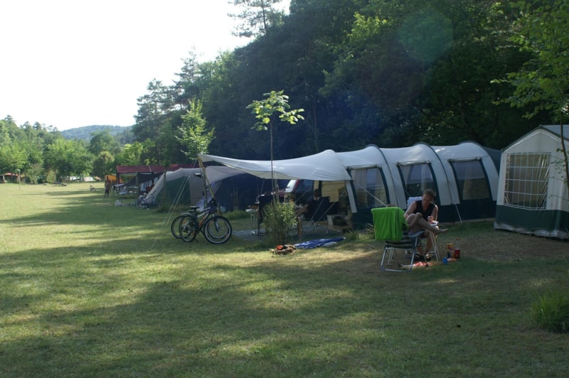 Stellplatz >120 m² - Wohnwagen oder Zelt mit Auto über das Herz des Campingplatzes verteilt -