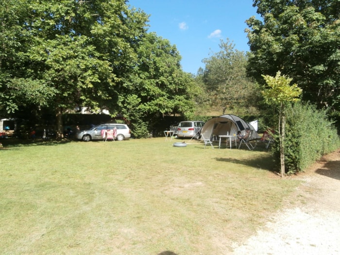 Emplacement >120 M² - Caravane Ou Tente Avec Voiture Réparti Sur Le Cœur Du Camping -