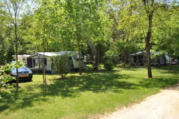 Emplacement - Emplacement Standard (Avec Électricité) - - Camping La Castillonderie