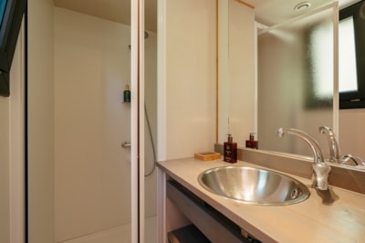Cottage on piles PREMIUM (2 bedrooms - 1 bathroom) + sheltered terrace