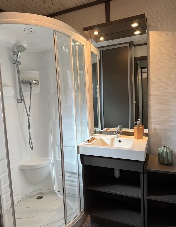 Chalet Confort Premium 28 M² (2 Chambres - 1 Sdb) + Terrasse Couverte