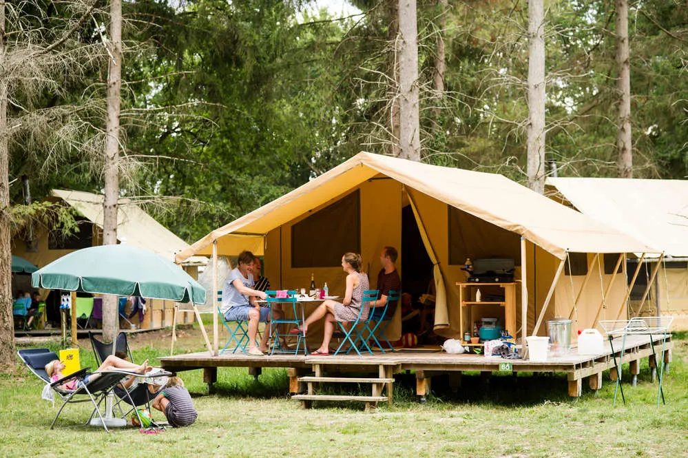 Accommodation - Classic Iv Wood & Canvas Tent - Huttopia Les Châteaux