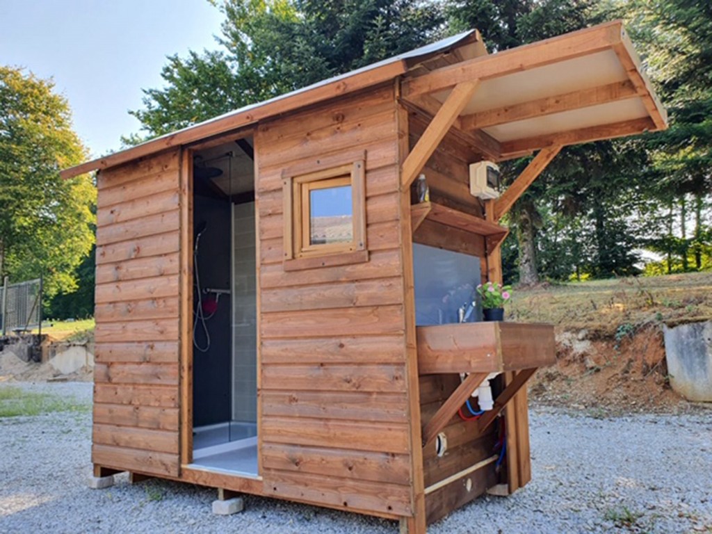 Kampeerplaats - Pakket Prestige Staanplaats 130M² Met Eigen Toilet - Camping Les Bois du Chatelas