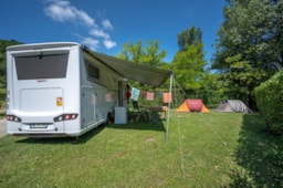 Kampeerplaats(en) - 100M² Grand Confort Staanplaatspakket - Camping Les Bois du Chatelas