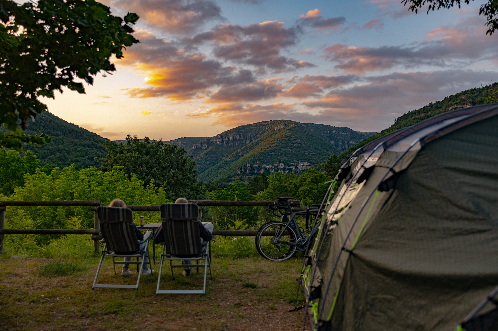 Emplacement camping avec 2 pers, electricité et voiture compris