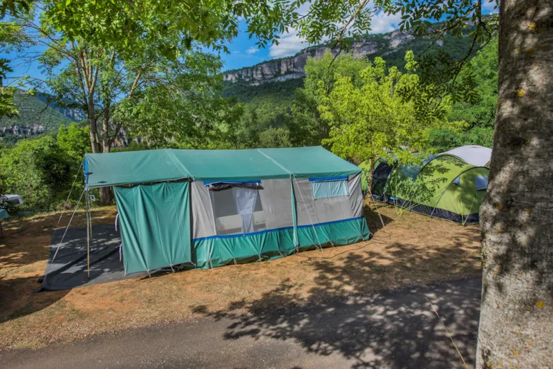 Emplacement Camping Avec 2 Pers, Electricité Et Voiture Compris
