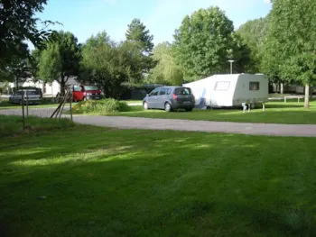 Stellplatz - Stellplatz Confort (Zelt, Wohnwagen + 1 Auto, Wohnmobil / Strom 10A) - Flower Camping Le Haut Dick