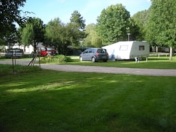 Kampeerplaats(en) - Basisprijs Comfortplaats (1 Tent Of Caravan + 1 Auto Of Camper / Elektriciteit 10A) - Flower Camping Le Haut Dick