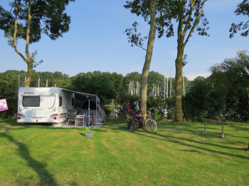 Basisprijs Comfortplaats Canal (1 tent of caravan + 1 auto of camper / elektriciteit 10A)
