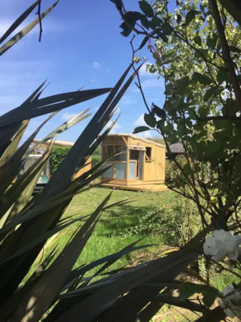 Stellplatz - Stellplatz Premium Mit Sanitäranlagen ( 1 Zelt Oder 1 Wohnwagen +1 Auto Oder 1 Wohnmobil / Strom 10A) + Spüle, Gasherd, Kühlschrank, Warmwasser + Tv/Tnt+Dusche/Wc - Flower Camping Le Haut Dick