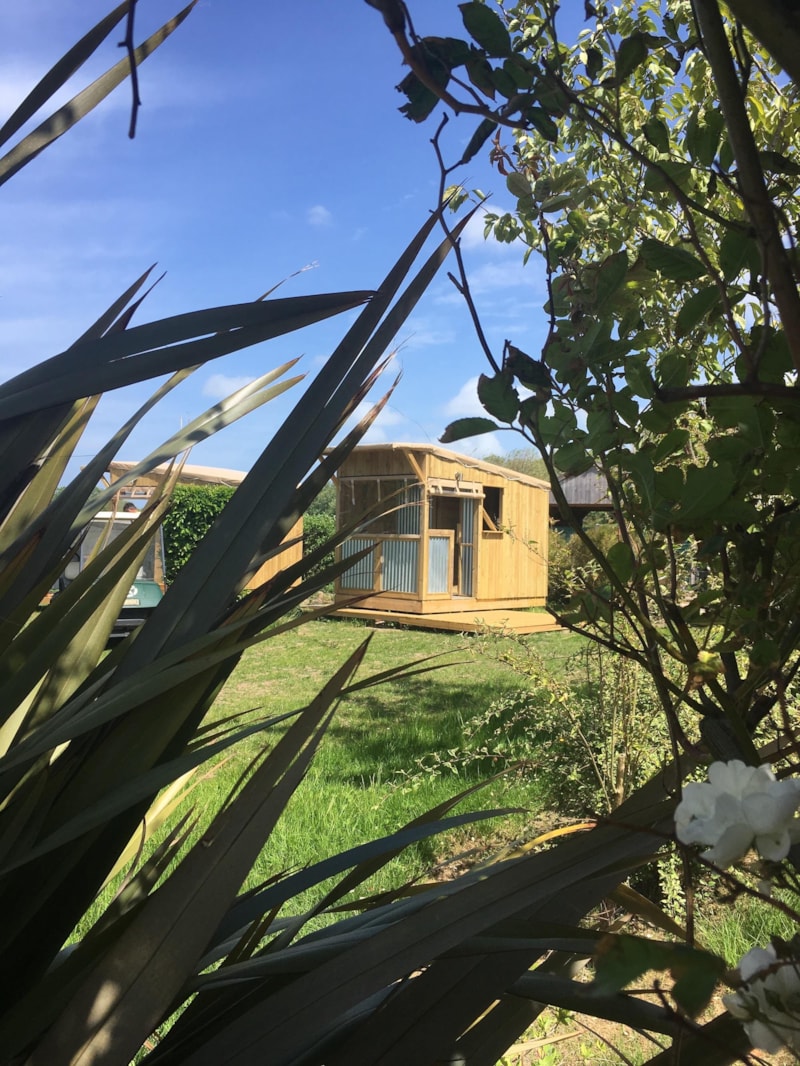 Formule Premium met (eigen) sanitair (1 tent of 1 caravan +1 auto of 1 camper / elektriciteit 10A) + Wastafel, gaskookplaat, koelkast, warm water