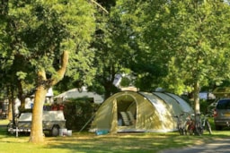 Kampeerplaats(en) - Standplaats Confort + Voertuig + Tent Of Caravan + Elektriciteit 10A - Flower Camping L'Ile d'Offard
