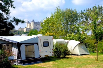 Package (1 tent, caravan or motorhome / 1 car / electricity 10A) with water source and greywater system on site or nearby