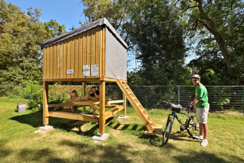 Campétoile : Cabane En Bois Sur Pilotis Avec Couchage D'appoint, Banc Et Table, Sans Électricité