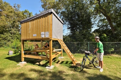Campétoile: wooden hut on stilts with extra bedding, bench and table, without electricity