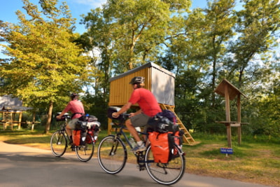 Campétoile: wooden hut on stilts with extra bedding, bench and table, without electricity