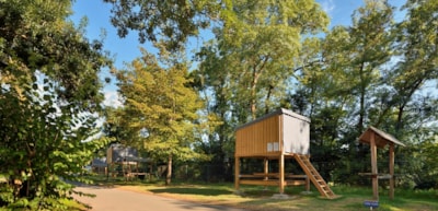 Campétoile: wooden hut on stilts with extra bedding, bench and table, without electricity